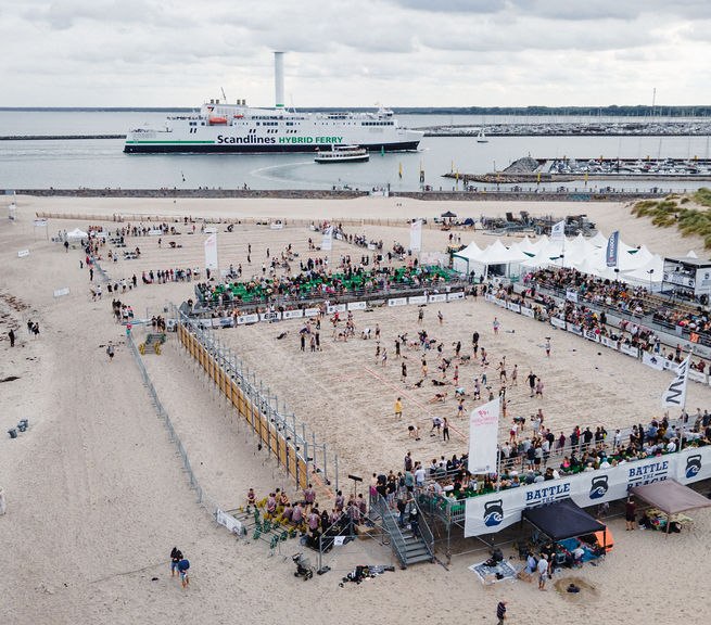 Die Strand Arena Warnem&uuml;nde beim Battle The Beach aus der Luft. Die Wettkampfarena beim Functional Fitness Event. // &copy; Sebastian Hugo Scholz-Witzel