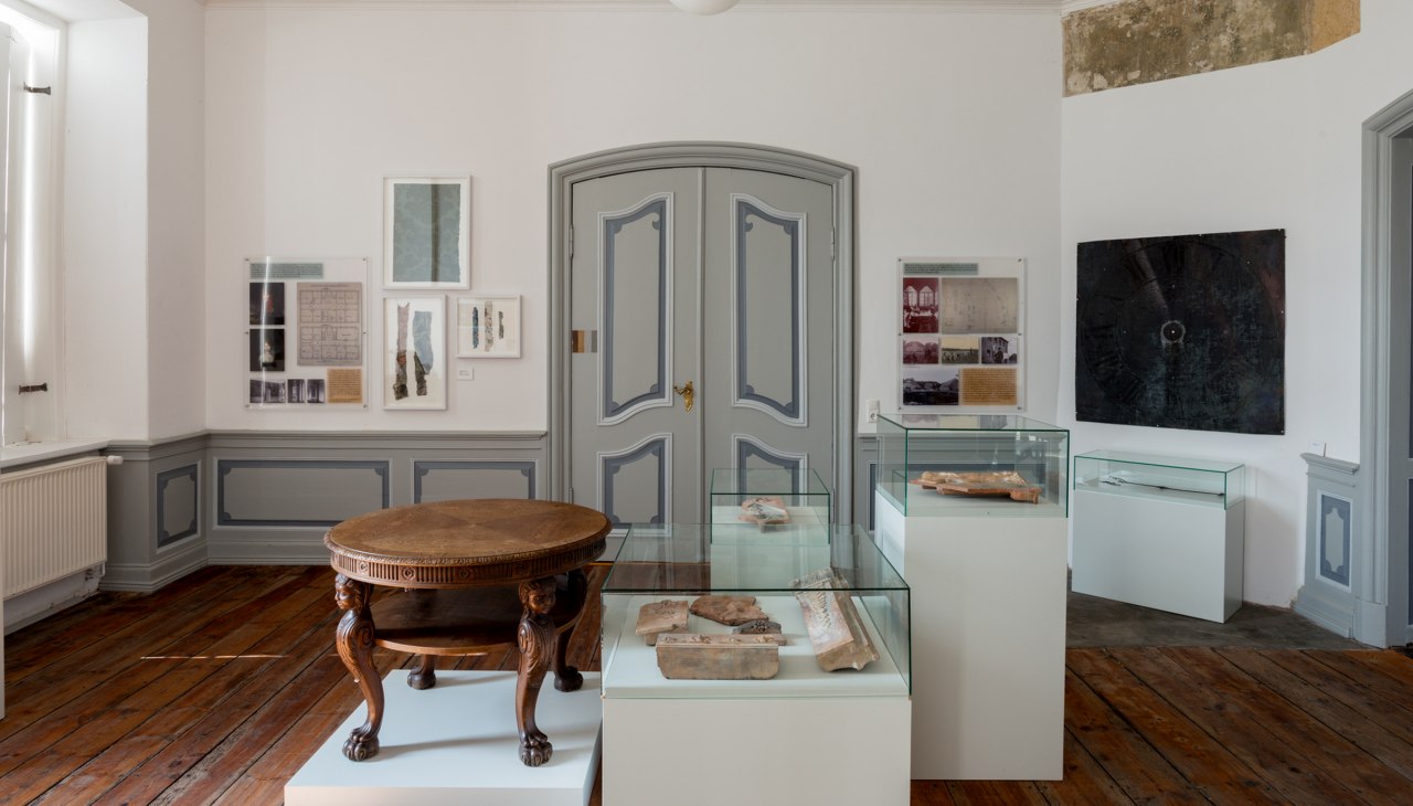 Ausstellungsraum im Mueum K&uuml;nstlerhaus Schloss Pl&uuml;schow, &copy; Schloss Pl&uuml;schow