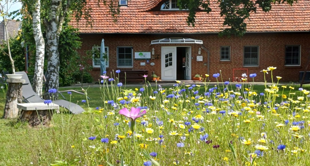 Pension Redefin Haupthaus mit Gästegarten, © Pension Redefin GbR Pension Redefin Haupthaus mit Gästegarten, © Pension Redefin GbR