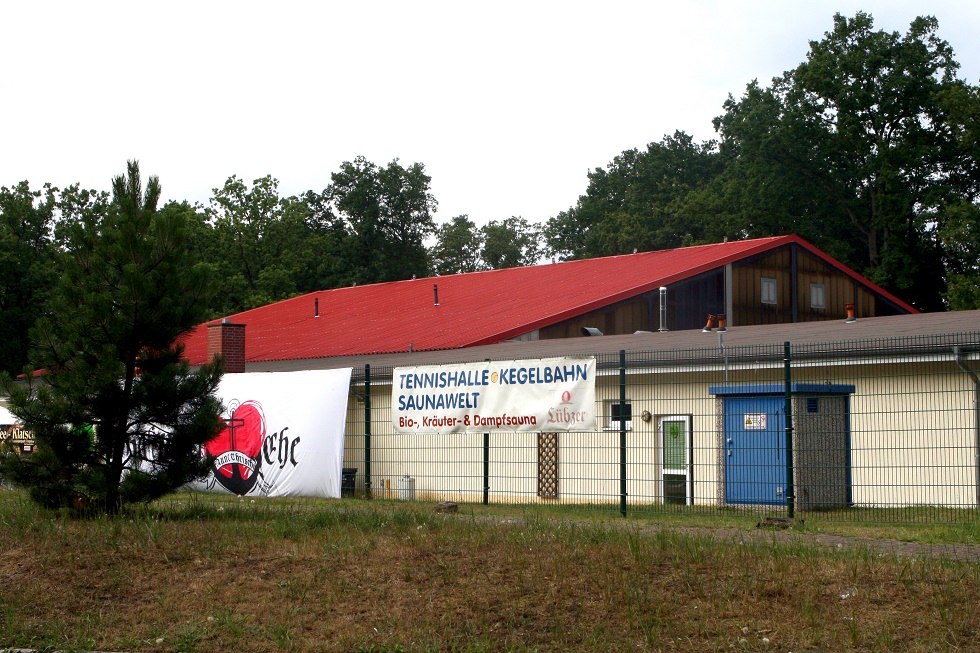 Zicht op het indoor tenniscentrum van buitenaf // &copy; Sabrina Wittkopf-Schade