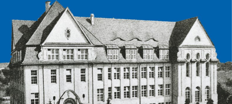 Das Schulgeb&auml;ude des Lyzeums, heute Gotthold-Ephraim-Lessing-Gymnasium Neubrandenburg, in schwarz-wei&szlig; vor blauem Hintergrund. // &copy; Vier-Tore-Stadt Neubrandenburg