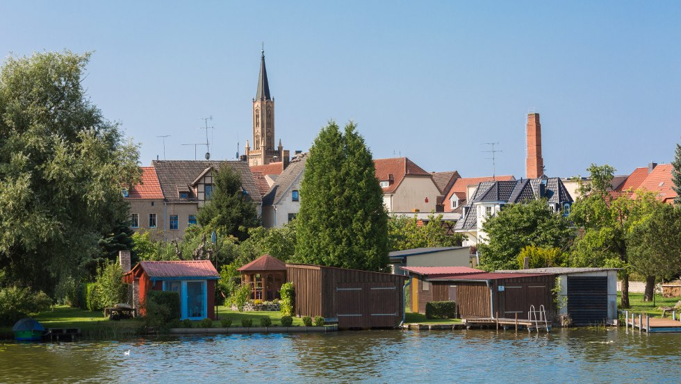 Der Kirchturm trohnt &uuml;ber der Wasserstadt F&uuml;rstenberg an der Havel // &copy; TMB-Fotoarchiv/Steffen Lehmann