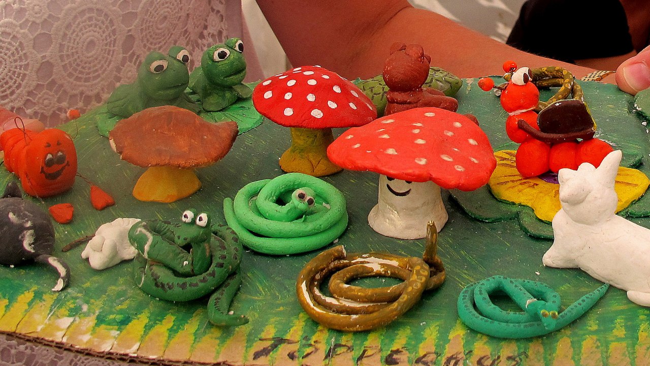 Figurenvielfalt T&ouml;pfern mit Kindern, &copy; Kurverwaltung Ahrenshoop &middot; Foto Andrea Kr&uuml;ger