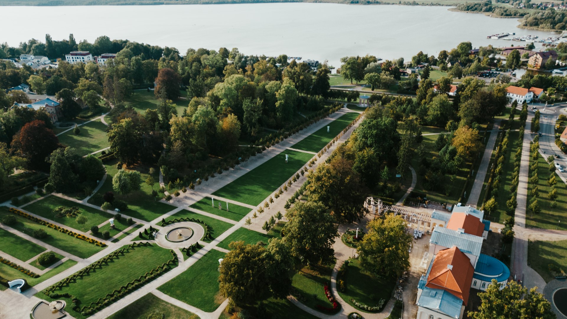 Fulminanter Auftakt: Die drei Freunde starten ihre Bikepacking-Tour in der bildschönen, historischen Residenzstadt Neustrelitz. // © 1000seen.de Fulminanter Auftakt: Die drei Freunde starten ihre Bikepacking-Tour in der bildschönen, historischen Residenzstadt Neustrelitz.