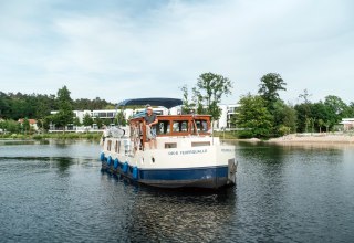 Mit dem Hausboot im Yachthafen von Maremüritz anlegen // © MV-T/Petermann Mit dem Hausboot im Yachthafen von Maremüritz anlegen