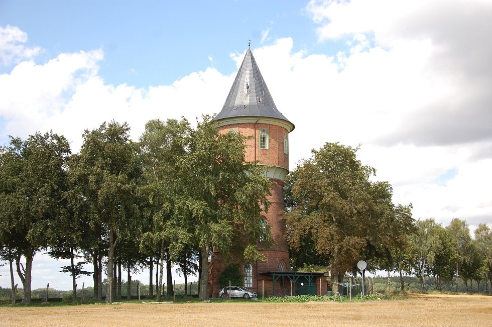 Gut versteckt hinter Bäumen ist der Wasserturm zunächst kaum zu sehen. // © Gabriele Skorupski Gut versteckt hinter Bäumen ist der Wasserturm zunächst kaum zu sehen. // © Gabriele Skorupski