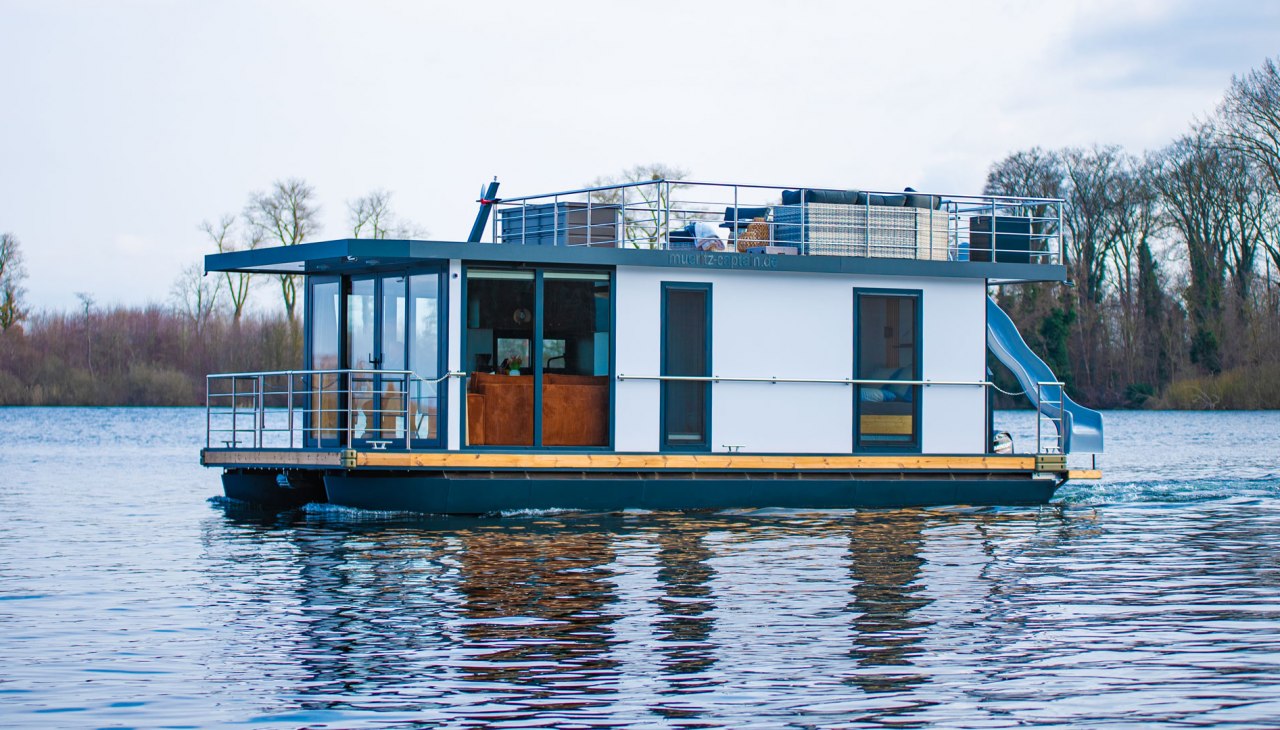 Hausboot mit Wasserrutsche, © Daniel Steinke Fotografie Hausboot mit Wasserrutsche, © Daniel Steinke Fotografie