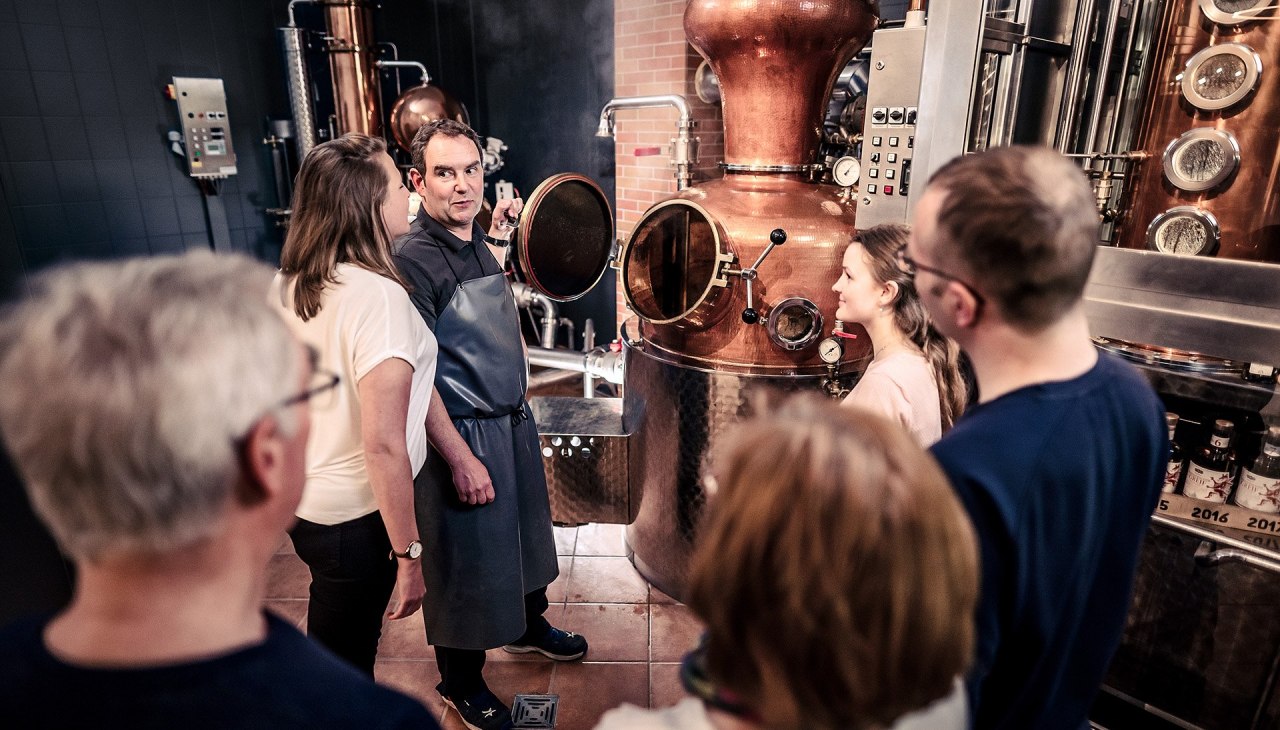 Bei regelmäßigen Führungen erfahren die Teilnehmer alles für die handwerkliche Herstellung der Störtebeker Single Malt Whiskys., © Störtebeker Brennerei GmbH Bei regelmäßigen Führungen erfahren die Teilnehmer alles für die handwerkliche Herstellung der Störtebeker Single Malt Whiskys., © Störtebeker Brennerei GmbH