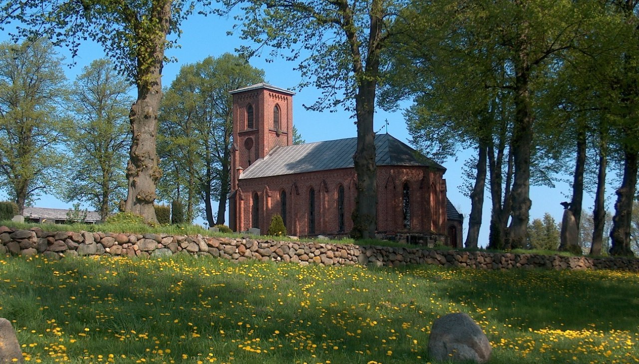 Dorfkirche Mirow im Fr&uuml;hling, &copy; Foto: Karl-Georg Haustein