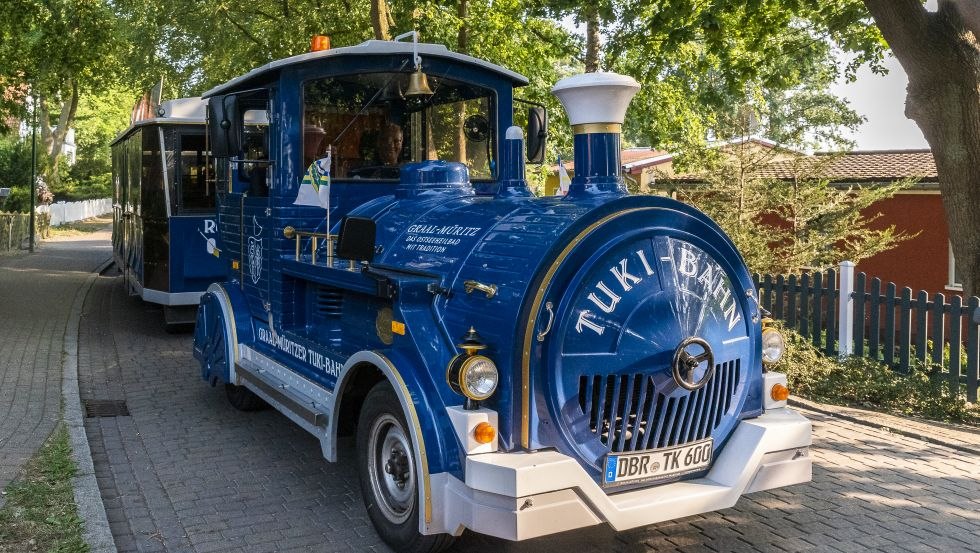 TUKI-Bahn Graal-Müritz // © Tourismus- und Kur GmbH Graal-Müritz (AP) TUKI-Bahn Graal-Müritz // © Tourismus- und Kur GmbH Graal-Müritz (AP)