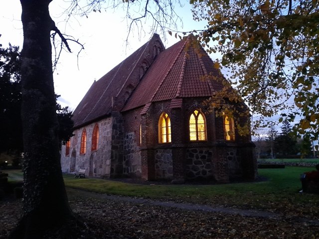 Au&szlig;enansicht der Feldsteinkirche in Langenhanshagen // &copy; Richard Engel