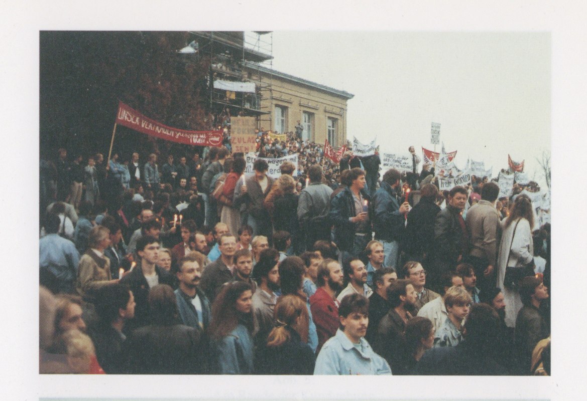 Das Bild zeigt die Demonstration auf dem Alten Garten am 23. Oktober 1989. // © Volker Jennerjahn Das Bild zeigt die Demonstration auf dem Alten Garten am 23. Oktober 1989. // © Volker Jennerjahn