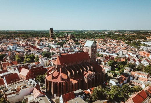 Blick aus der Luft auf die Hansestadt Wismar mit der St.-Nikolai-Kirche. // &copy; MV-T/Friedrich