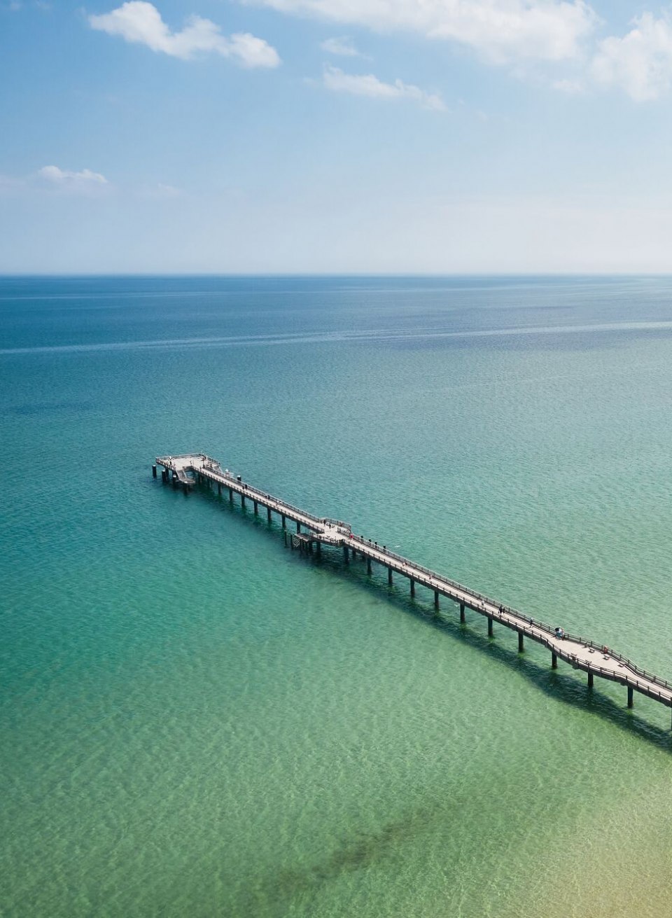 Die Seebrücke in Binz, © Travel Charme Die Seebrücke in Binz aus der Luft mit kristallklarem Wasser der Ostsee