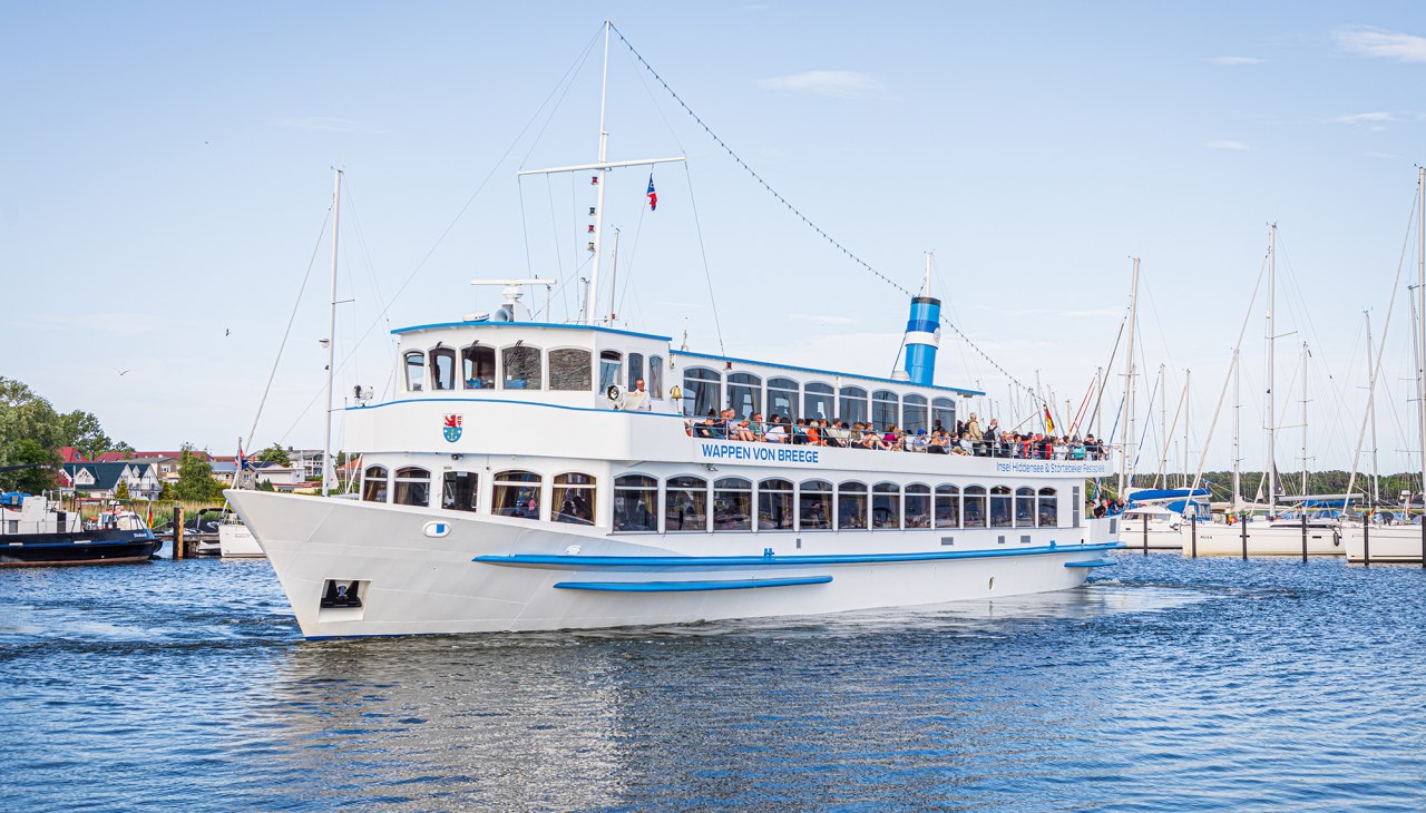 Wittower Fr&uuml;hlingsausfahrt mit der Wappen von Breege, &copy; Wei&szlig;e Flotte GmbH