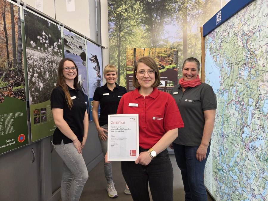 Mitarbeiterinnen der Tourist- und Nationalparkinformation, © Stadt Neustrelitz