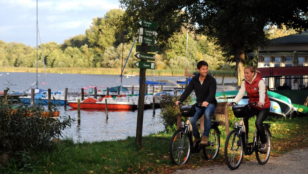 Radwanderer auf ihrer Tour am Schaalsee // &copy; MV-T/Foto@Andreas-Duerst.de