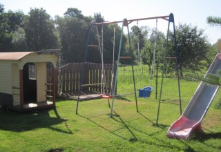 Spielplatz mit Spielhaus, Sandkiste, Schaukel und Rutsche // &copy; Richter