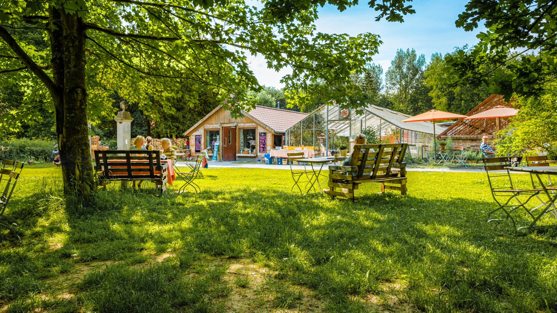 Heute stärken sich die Gäste an köstlichen, selbstgebackenen Kuchen im „Gartencafé Wiligrad“. // © MV-T/Tiemann Heute stärken sich die Gäste an köstlichen, selbstgebackenen Kuchen im „Gartencafé Wiligrad“. // © MV-T/Tiemann