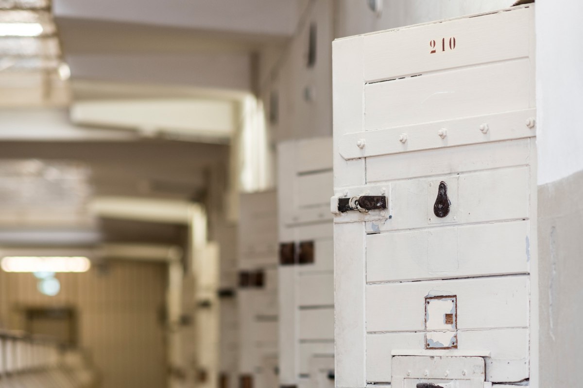 Blick in den ehemaligen Zellentrakt // &copy; J&ouml;rn Lehmann