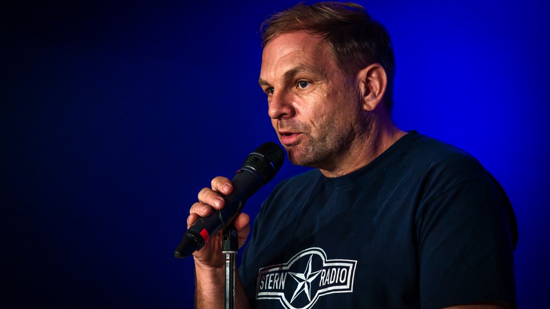 De legendarische pubquiz, gepresenteerd door Dominik Bartels, verovert het kuuroord aan de Oostzee, Graal-Müritz., © André Pristaff / Tourismus- und Kur GmbH Graal-Müritz De legendarische pubquiz, gepresenteerd door Dominik Bartels, verovert het kuuroord aan de Oostzee, Graal-Müritz., © André Pristaff / Tourismus- und Kur GmbH Graal-Müritz