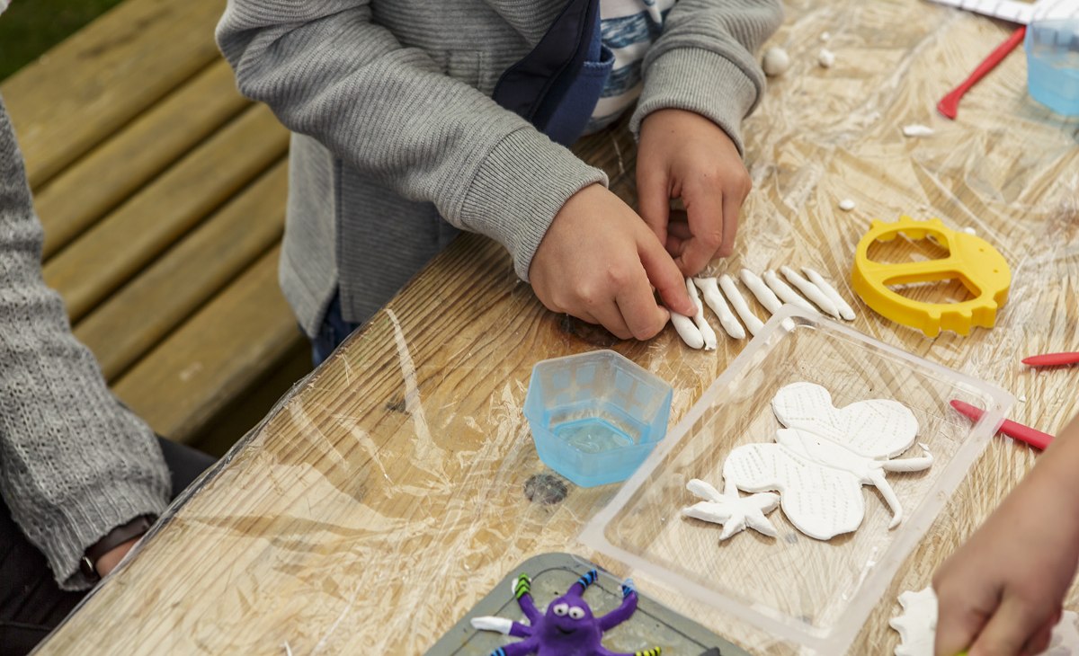 T&ouml;pfern mit Kindern im K&uuml;nstlerort Ahrenshoop, &copy; Kurverwaltung Ahrenshoop &middot; Foto voigt&kranz UG, Prerow