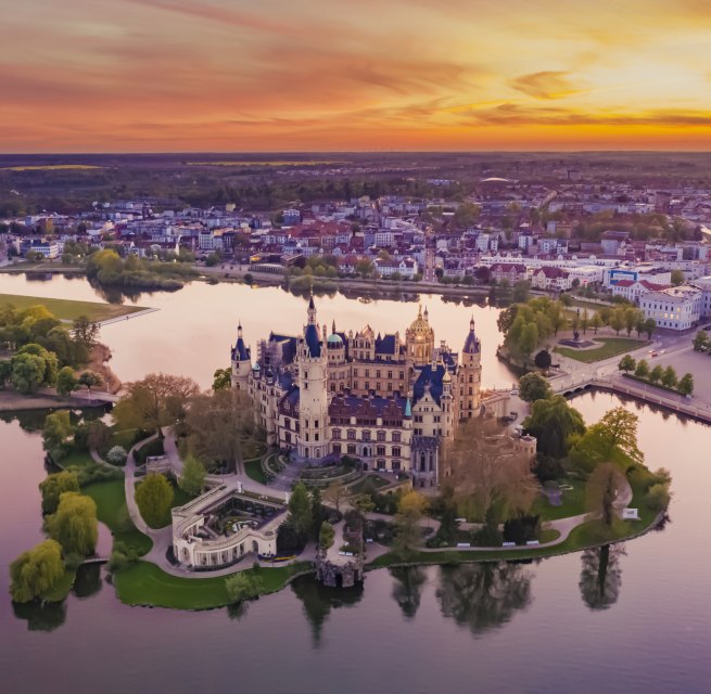 Traumhafte Lage: Schloss Scherin auf einer kleinen Insel im Schweriner See // &copy; SSGK MV / Timm Allrich
