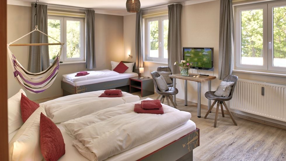 3-Bettzimmer mit H&auml;ngematte, &copy; feels Beach Club Hotel K&uuml;hlungsborn