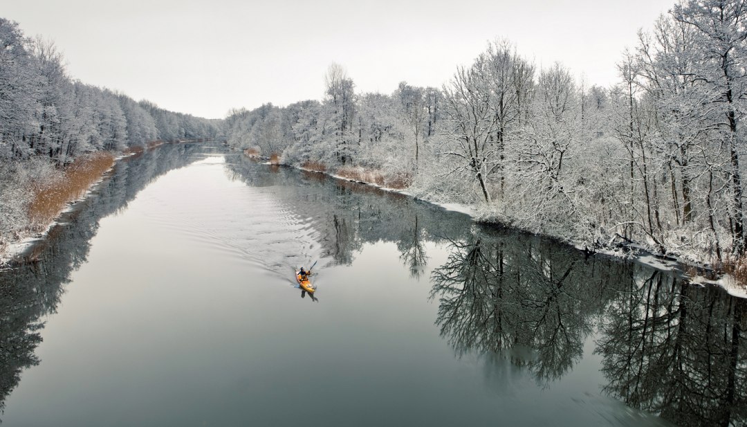 Kaltes Glück: Ob mit dem Ruderboot oder Kanu - im winterlichen Mecklenburg-Vorpommern sind Wasserwanderer auf über 2.000 Seen und Flüssen mit sich und der Natur allein. , © TMV/Allrich Kaltes Glück: Ob mit dem Ruderboot oder Kanu - im winterlichen Mecklenburg-Vorpommern sind Wasserwanderer auf über 2.000 Seen und Flüssen mit sich und der Natur allein.