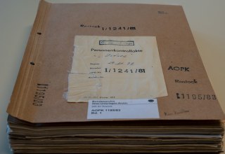 Ein Aktenordner mit der Aufschrift Personenkontrollakte "Ostsee" // &copy; Bundesarchiv - Stasi-Unterlagen-Archiv Rostock