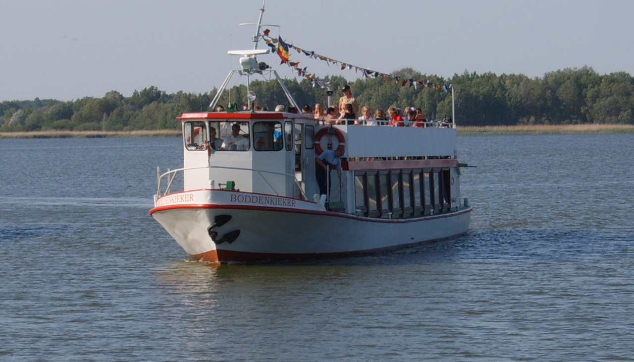 Mit der MS Boddenkieker von Ribnitz nach Dierhagen und Wustrow, © Fahrgastbetrieb Kruse u. Voß Mit der MS Boddenkieker von Ribnitz nach Dierhagen und Wustrow, © Fahrgastbetrieb Kruse u. Voß