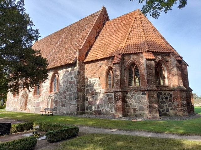 Au&szlig;enansicht der Feldsteinkirche in Langenhanshagen // &copy; Richard Engel