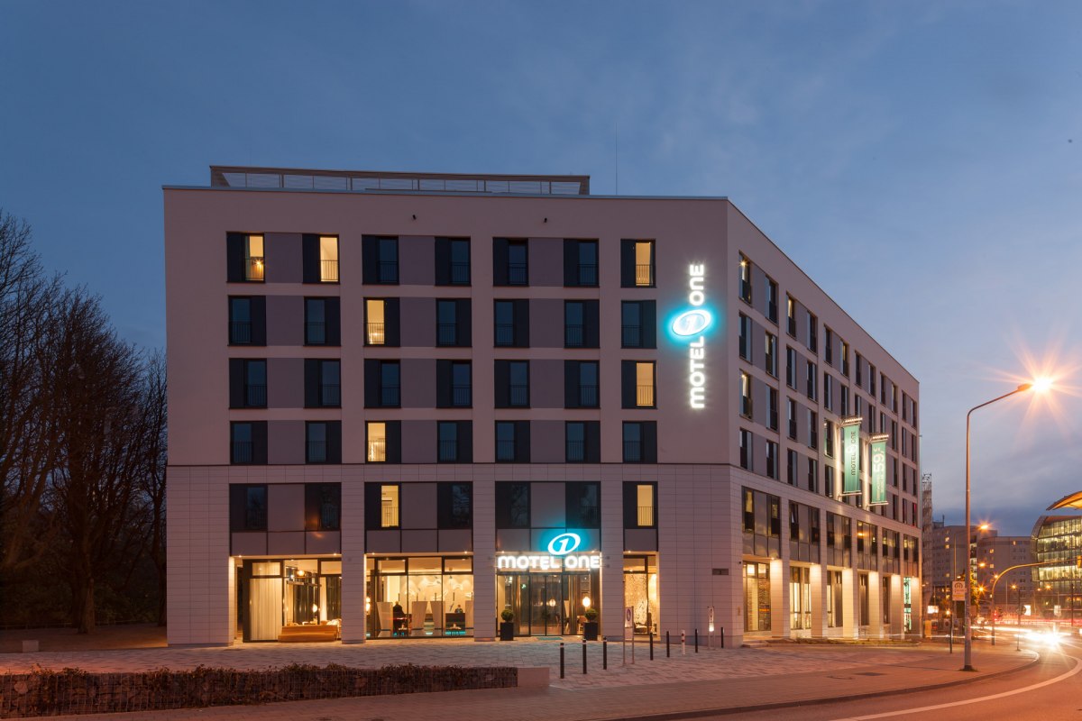 Buitenaanzicht Motel One Rostock // &copy; Motel One Rostock