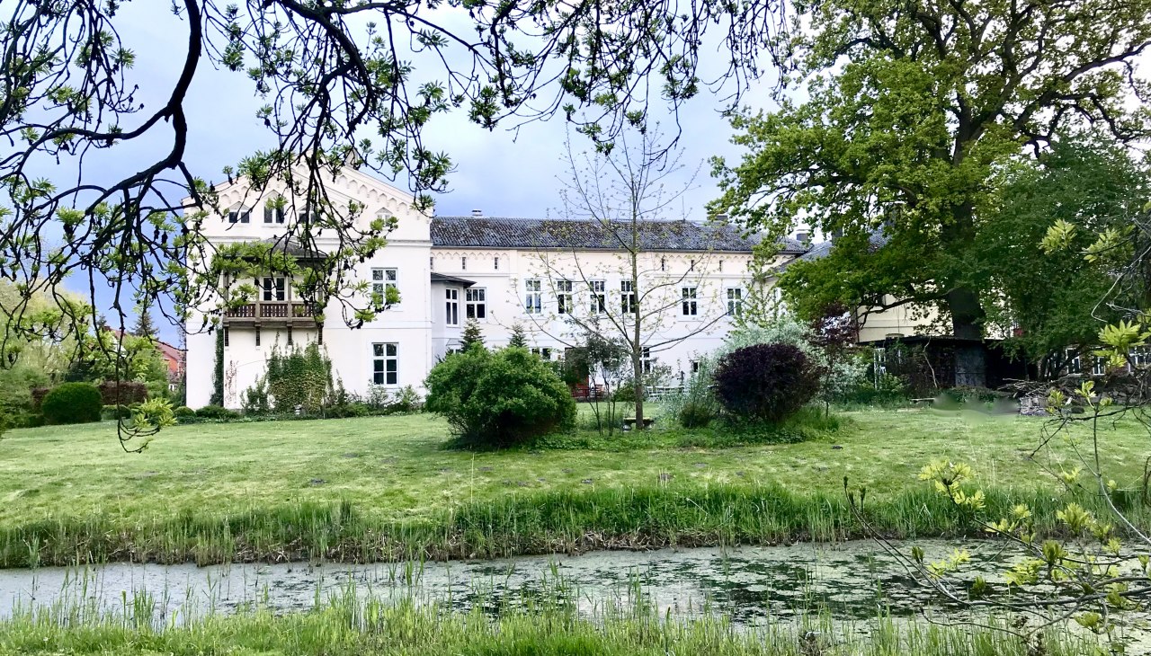 Blick vom Park auf das Herrenhaus, © Herrenhaus Roggow Blick vom Park auf das Herrenhaus, © Herrenhaus Roggow