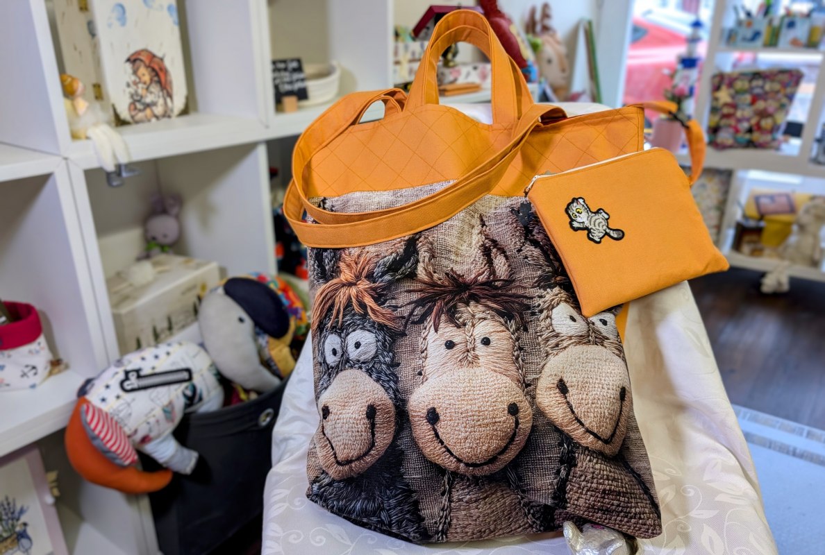 knuffiges Taschenset mit lustigen Eseln // &copy; Ren&eacute; Perkuhn