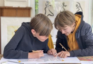 Zwei Kinder erarbeiten gemeinsam eine Kaltnadelradierung. // © Ute Laux Zwei Kinder erarbeiten gemeinsam eine Kaltnadelradierung. // © Ute Laux