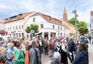 gro&szlig;er Andrang zur Stadtf&uuml;hrung mit dem B&uuml;rgermeister und Herzogin Anna, &copy; Antje Fr&ouml;hlich
