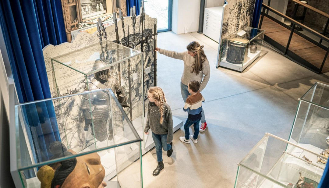 Eine Familie schaut sich interessiert Ausstellungsstücke im stadtgeschichtlichen Museum Wismar SCHABBELL an. // © MV-T/Tiemann Eine Familie schaut sich interessiert Ausstellungsstücke im stadtgeschichtlichen Museum Wismar SCHABBELL an. // © MV-T/Tiemann