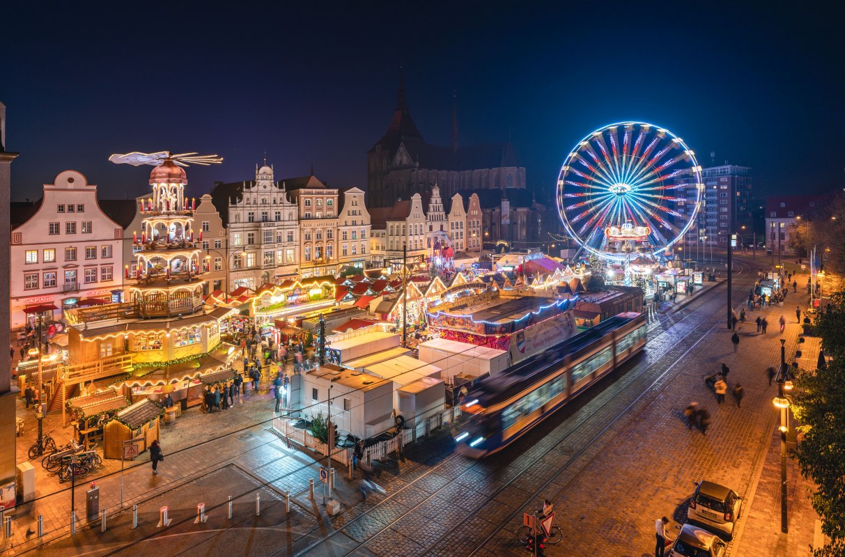 Lichterglanz und festliche Stimmung &ndash; der Rostocker Weihnachtsmarkt begeistert mit historischen Fassaden, duftenden Leckereien und einem leuchtenden Riesenrad mitten in der Altstadt. // &copy; Erik Gross