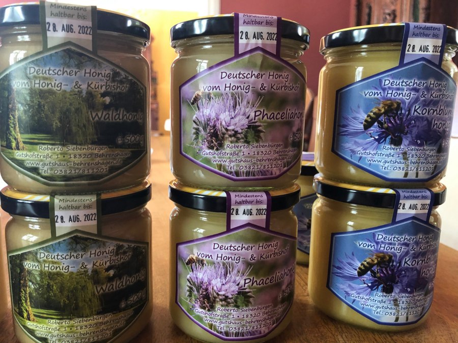 Die hauseigenen Bienenvölker liefern über das Jahr verschiedene Sorten leckeren Honigs, © Britta Siebenbürgen