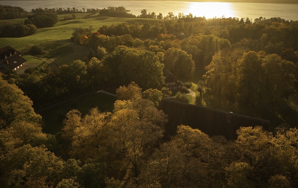 Der Park am See in herbstlicher Abendstimmung – ein idyllischer Rückzugsort inmitten der Natur, perfekt für Yoga und Erholung. // © Park Am See Der Park am See in herbstlicher Abendstimmung – ein idyllischer Rückzugsort inmitten der Natur, perfekt für Yoga und Erholung.