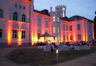 Vom 12. bis 19. Juli 2026 laden NaturFlow und SchwabMagie zum NaturRetreat „Lebendig & Frei" ans Meer ein - auf Schloss Hohendorf an der Ostsee. // © Schloss Hohendorf Vom 12. bis 19. Juli 2026 laden NaturFlow und SchwabMagie zum NaturRetreat „Lebendig & Frei" ans Meer ein - auf Schloss Hohendorf an der Ostsee. // © Schloss Hohendorf