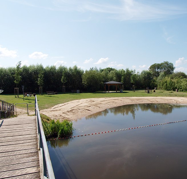 Uitzicht op de natuurlijke badzone op de camping, &copy; Peenecamp