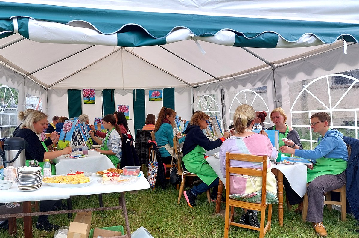 Creatieve koffie in het Kulturhof Letschow // © Kulturhof Letschow e.V. Creatieve koffie in het Kulturhof Letschow // © Kulturhof Letschow e.V.