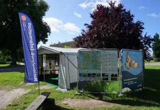 Während der Sanierung des Gutshauses befindet sich die Info in einem Campingwagen. // © Wiebke Döbbert Während der Sanierung des Gutshauses befindet sich die Info in einem Campingwagen. // © Wiebke Döbbert