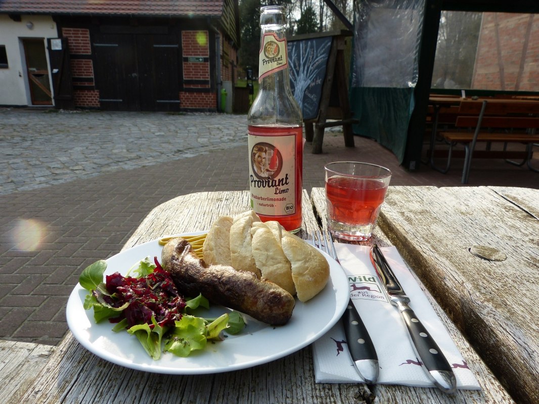 Al onze producten zijn zo natuurlijk en regionaal mogelijk. Wildvlees bevat veel voedingsstoffen en veel eiwitten, maar weinig vet en cholesterol. We leggen je graag uit hoe je het vlees op de juiste manier bereidt en kruidt. // &copy; Waldservice und Energie GmbH