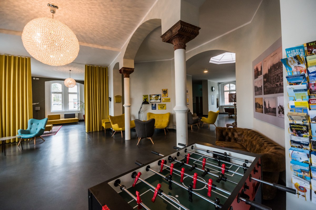 Gemeinschaftsbereich Lobby mit Kicker und Sitzgelegenheiten // © Robert Vorwieger (Postel Usedom GMbH) Gemeinschaftsbereich Lobby mit Kicker und Sitzgelegenheiten // © Robert Vorwieger (Postel Usedom GMbH)