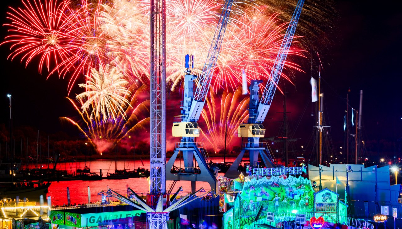 Feuerwerk im Stadthafen zur Hanse Sail 2024 (c) TZRW, Holger Martens, © TZRW, Holger Martens Feuerwerk im Stadthafen zur Hanse Sail 2024 (c) TZRW, Holger Martens, © TZRW, Holger Martens