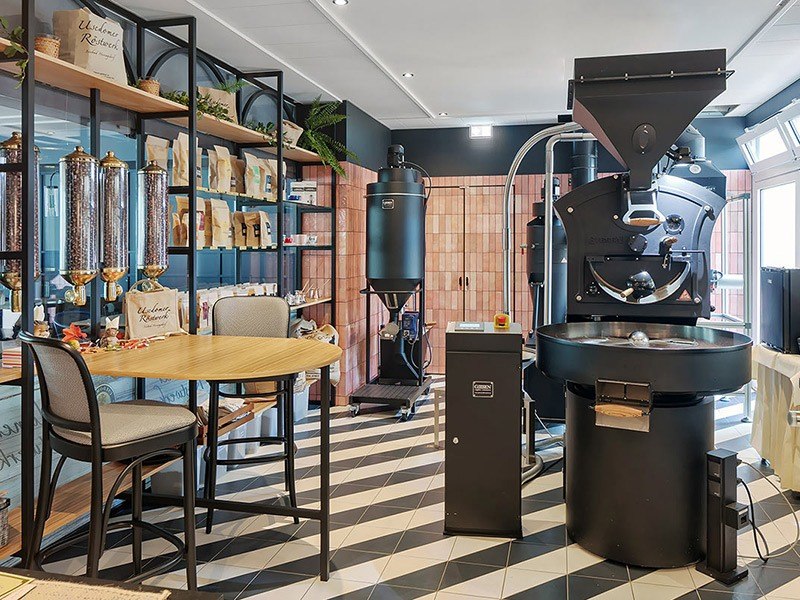 Roosterdemonstratie in de branderij van Usedom, © SEETELHOTELS Roosterdemonstratie in de branderij van Usedom, © SEETELHOTELS