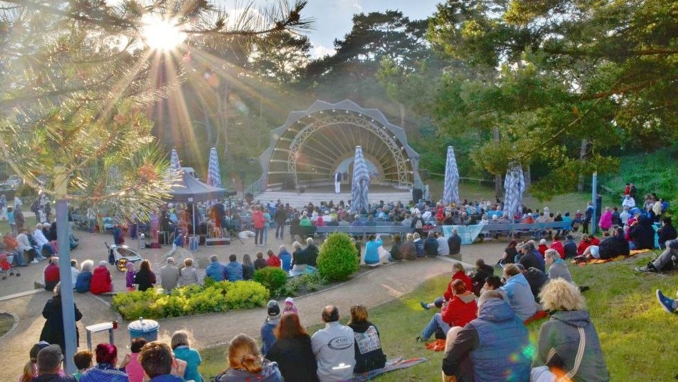 Kunst und Kultur in der Konzertmuschel im Ostseebad Trassenheide // © Eigenbetrieb Kurverwaltung Ostseebad Trassenheide Kunst und Kultur in der Konzertmuschel im Ostseebad Trassenheide // © Eigenbetrieb Kurverwaltung Ostseebad Trassenheide